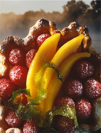simsearch:652-03634796,k - mango and raspberry tartlet Foto de stock - Sin royalties Premium, Código: 652-03800090