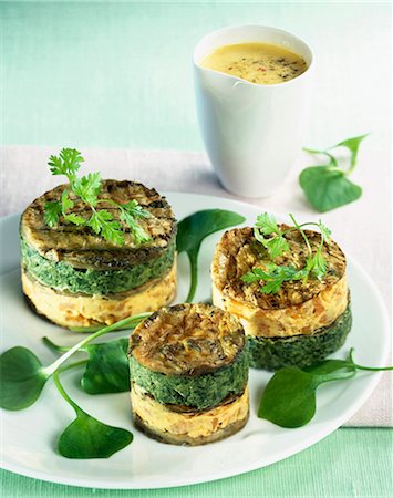 simsearch:652-06818786,k - Vegetable charlotte with yellow pepper coulis Foto de stock - Sin royalties Premium, Código: 652-03800110