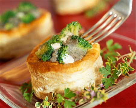 simsearch:652-03800283,k - Roquefort and broccolis vol-au-vent Foto de stock - Sin royalties Premium, Código: 652-03800124