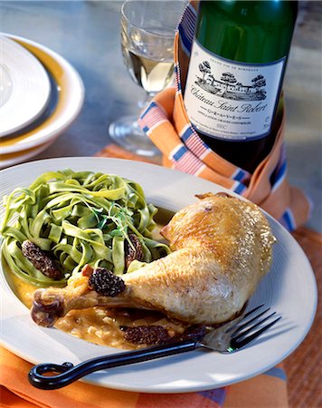 spinach pasta - Chicken and tagliatelli with Morel mushrooms Stock Photo - Premium Royalty-Free, Code: 652-03800157