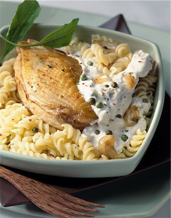 simsearch:652-05807446,k - Cuisse de poulet avec sauce à la crème et les fusillis Photographie de stock - Premium Libres de Droits, Code: 652-03800245