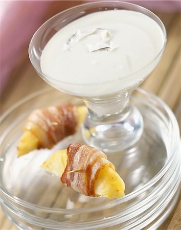 simsearch:652-03803553,k - Coconut milk ,pinapple and bacon appetizers Foto de stock - Sin royalties Premium, Código: 652-03800259