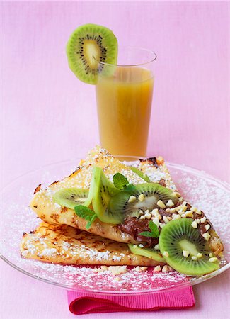 simsearch:652-03804831,k - Pancake with melted chocolate and kiwi Stock Photo - Premium Royalty-Free, Code: 652-03800289