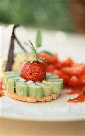 simsearch:652-03804341,k - Rhubarb and strawberry tart Foto de stock - Sin royalties Premium, Código: 652-03800409