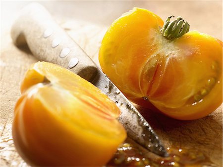simsearch:652-05808213,k - Tomate ananas, coupé en deux Photographie de stock - Premium Libres de Droits, Code: 652-03800421
