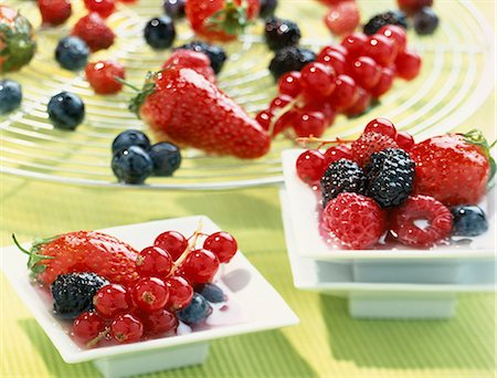 simsearch:652-03801546,k - Fruits au sirop de sucre Photographie de stock - Premium Libres de Droits, Code: 652-03800445