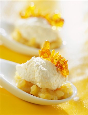 soplar velas - Rice pudding with whipped cream,puffed rice with cinnamon Foto de stock - Sin royalties Premium, Código: 652-03800447