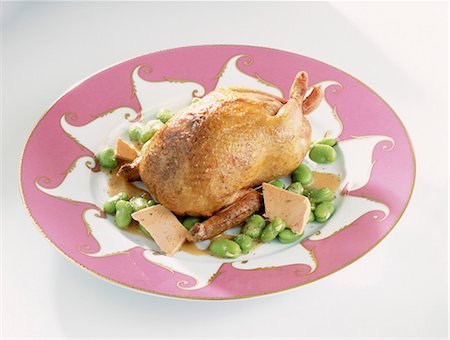 simsearch:652-03801546,k - Pigeon cuit dans un plat allant au four avec des fèves et foie gras Photographie de stock - Premium Libres de Droits, Code: 652-03800465