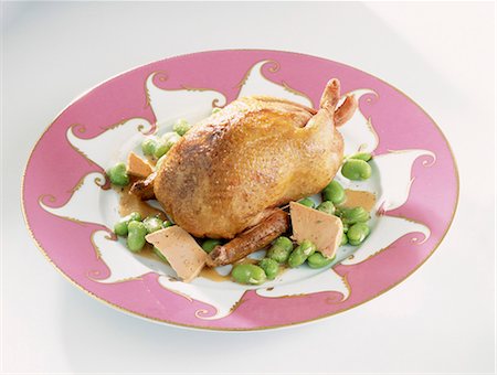 simsearch:652-03804280,k - Pigeon cuit dans un plat allant au four avec des fèves et foie gras Photographie de stock - Premium Libres de Droits, Code: 652-03800465