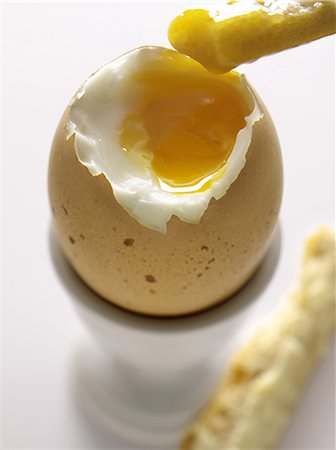 Soft-boiled egg and soldiers Foto de stock - Sin royalties Premium, Código: 652-03800486