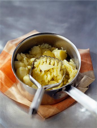Mashing potatoes Stock Photo - Premium Royalty-Free, Code: 652-03800568