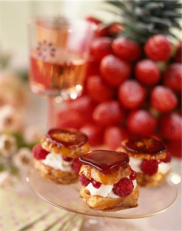 simsearch:652-03633400,k - Caramelized cream puff with summer fruit Foto de stock - Sin royalties Premium, Código: 652-03800591