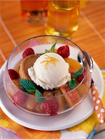 simsearch:652-03634796,k - Scoop of ice cream on flower-shaped peaches and raspberries Foto de stock - Sin royalties Premium, Código: 652-03800603