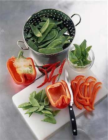 simsearch:824-07585935,k - Cutting the vegetables Foto de stock - Sin royalties Premium, Código: 652-03800633