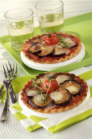 simsearch:652-03804981,k - Eggplant tartlets Foto de stock - Sin royalties Premium, Código: 652-03800661