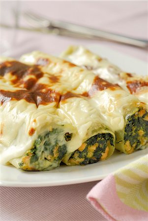 Salmon and spinach cannellonis Foto de stock - Sin royalties Premium, Código: 652-03800675