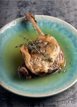 simsearch:652-03804390,k - Cuisse de canard confit aux thym Photographie de stock - Premium Libres de Droits, Code: 652-03800701