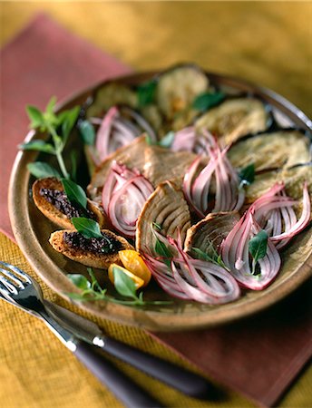 simsearch:652-03800674,k - Tuna and veal with red onions,grilled eggplants and Tapenade Crostinis Foto de stock - Sin royalties Premium, Código: 652-03800800