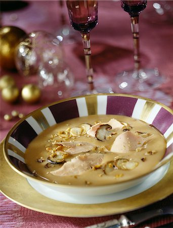 simsearch:652-03634912,k - Crème de cèpes au foie gras et noisettes Photographie de stock - Premium Libres de Droits, Code: 652-03800830