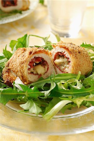 Breaded and rolled chicken breast stuffed with Bresaola,mozzarella and rosemary Fotografie stock - Premium Royalty-Free, Codice: 652-03800912