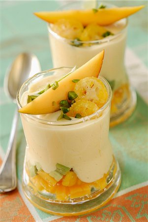 simsearch:652-03804899,k - Mousse à la mangue et avocat en verrine Photographie de stock - Premium Libres de Droits, Code: 652-03800924