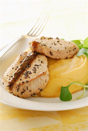 simsearch:652-03803164,k - Veal Grenadins with mustard seeds and mashed sweet potatoes Foto de stock - Sin royalties Premium, Código: 652-03800923