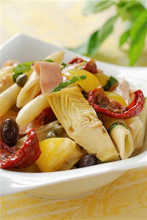 Penne, gelbe Tomaten und Mortadella-Salat Stockbilder - Premium RF Lizenzfrei, Bildnummer: 652-03800936