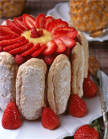 Ananas et Charlotte aux fraises Photographie de stock - Premium Libres de Droits, Code: 652-03800951