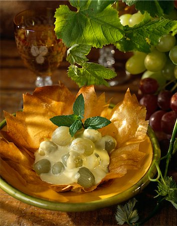 simsearch:652-03801545,k - White grapes with vanilla cream in a crisp tulip-shaped casing Foto de stock - Sin royalties Premium, Código: 652-03800980