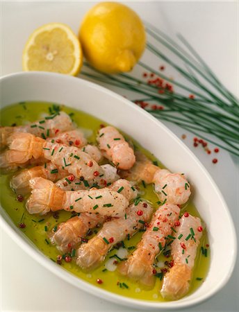 simsearch:652-03801010,k - Dublin Bay prawns marinated in olive oil with pink peppercorns and chives Foto de stock - Sin royalties Premium, Código: 652-03801010