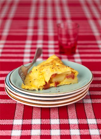 Omelette lardons et pommes de terre Photographie de stock - Premium Libres de Droits, Code: 652-03801065