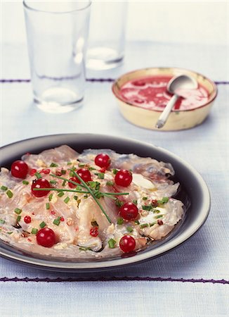 fish carpaccio - Fish Carpaccio with redcurrants Foto de stock - Sin royalties Premium, Código: 652-03801069