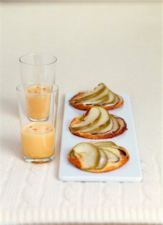 simsearch:652-03804981,k - Apple tartlets and mango sauce Foto de stock - Sin royalties Premium, Código: 652-03801078