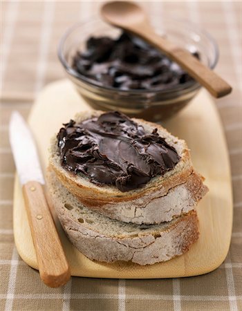 Milk chocolate paste spread on bread Foto de stock - Sin royalties Premium, Código: 652-03801126