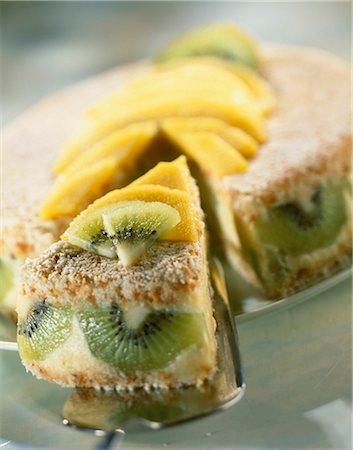 Kiwi and mango cake Stock Photo - Premium Royalty-Free, Code: 652-03801138