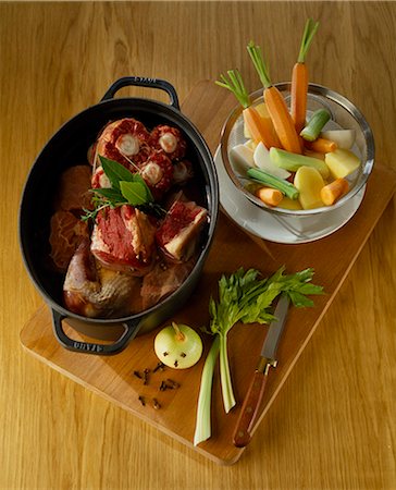 Cooking the meat in a casserole dish Stock Photo - Premium Royalty-Free, Code: 652-03801214