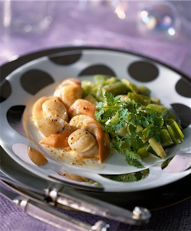 simsearch:632-05604290,k - Scallops with leek fondue Stock Photo - Premium Royalty-Free, Code: 652-03801224