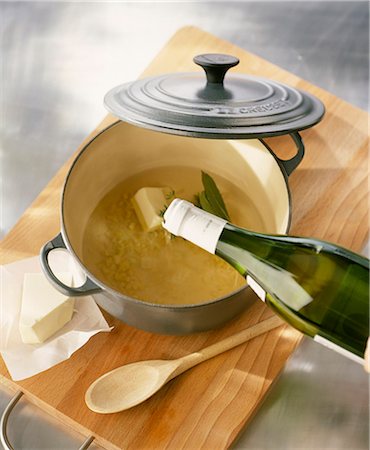 Preparing stock with white wine,butter,shallots and bay leaves Stock Photo - Premium Royalty-Free, Code: 652-03801228