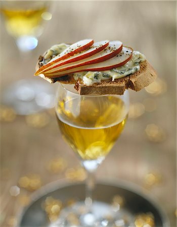 Roquefort and apple on toast Stock Photo - Premium Royalty-Free, Code: 652-03801249