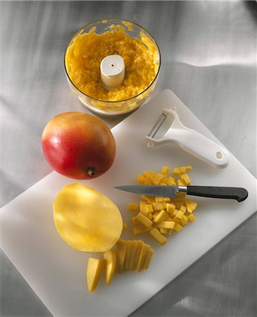 Dicing the fresh mango Stock Photo - Premium Royalty-Free, Code: 652-03801240