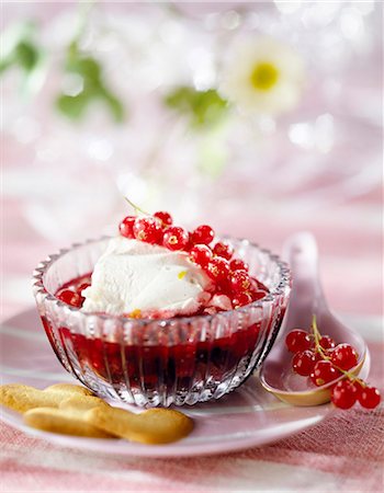 simsearch:652-03804534,k - Fromage blanc mousse with redcurrant coulis Foto de stock - Sin royalties Premium, Código: 652-03801274