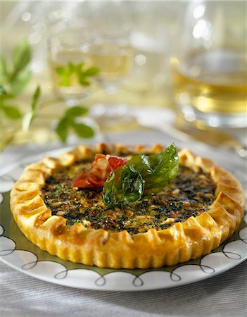 simsearch:652-03800649,k - Tarte à la viande, basilic et pignons Grisons Photographie de stock - Premium Libres de Droits, Code: 652-03801275