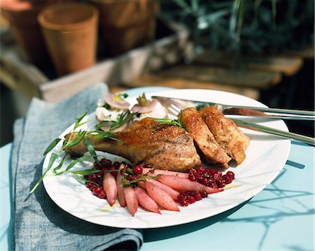 relleno (comida) - Stuffed leg of guinea-fowl with radishes and redcurrants Foto de stock - Sin royalties Premium, Código: 652-03801278