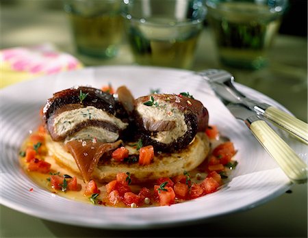 Blinis au thon mariné et tapenade Photographie de stock - Premium Libres de Droits, Code: 652-03801295