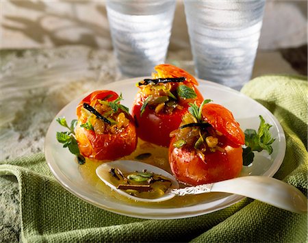 simsearch:652-03802192,k - Twelve flavoured stuffed tomatoes Foto de stock - Sin royalties Premium, Código: 652-03801293