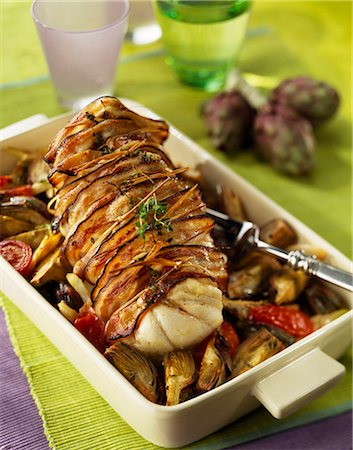 Roast monkfish wrapped in bacon with artichokes Foto de stock - Sin royalties Premium, Código: 652-03801302