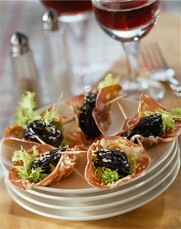 simsearch:652-03804341,k - Bite-size pancetta with plum,lettuce and sesame seeds Foto de stock - Sin royalties Premium, Código: 652-03801315