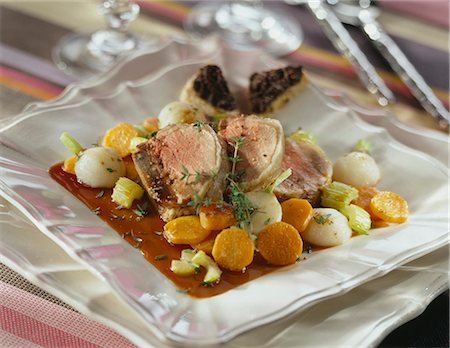 simsearch:652-03803162,k - Agneau avec sauce au vin rouge et légumes Photographie de stock - Premium Libres de Droits, Code: 652-03801325