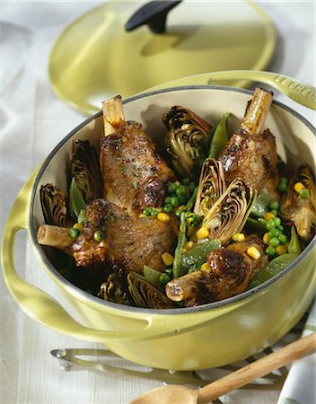 Lamb knuckle joints with vegetables in a casserole dish Foto de stock - Sin royalties Premium, Código: 652-03801338