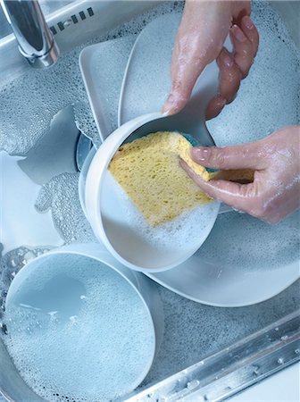 soup plate - Washing the dishes in the sink Stock Photo - Premium Royalty-Free, Code: 652-03801414
